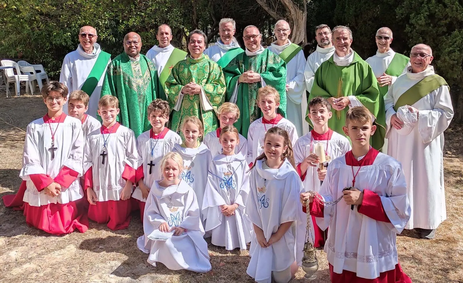 Les prêtres, diacres et servants d'autel de la paroisse réunis en plein air